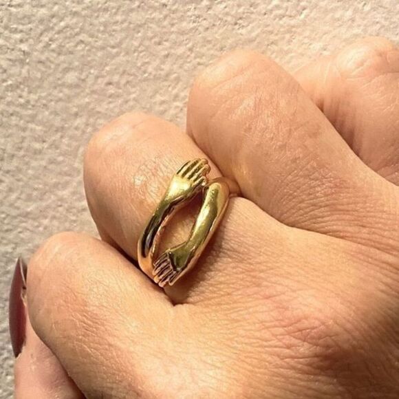 The Hold Me Close hand holding” or hug”  adjustable ring in 18k - Picture 7 of 8